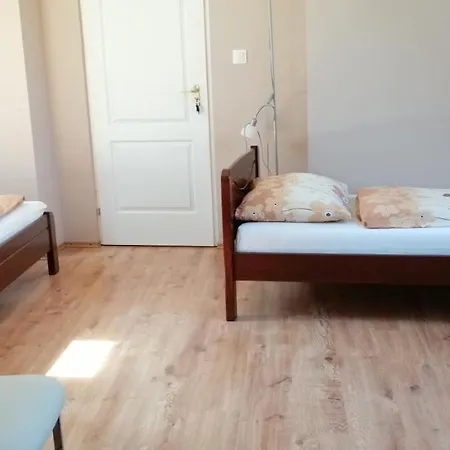 Apollo Vendeghaz * Edeleny