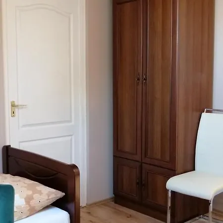 Apollo Vendeghaz * Edeleny